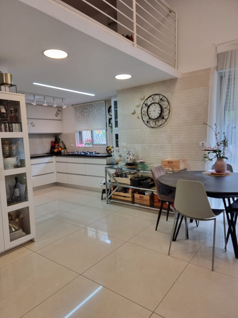 דירת גן לופט למכירה באגמים נתניה
